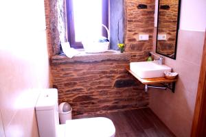 baño con aseo y lavabo y ventana en Casa do Horreo en O Pino 