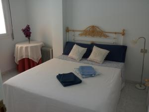 a bedroom with a bed with two towels on it at Apartamento Portosín in Portosin