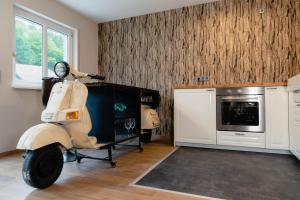 una moto aparcada en una habitación con cocina en Apartment Schwarz Waldperle en Bad Herrenalb