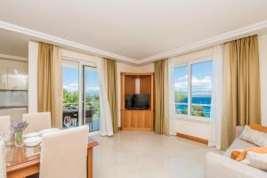 Televízia a/alebo spoločenská miestnosť v ubytovaní Luxury Apartments Villa Tunera