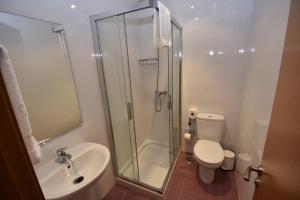 Koupelna v ubytování INMOMILCASAS APARTAMENTOS + 17 fotografií