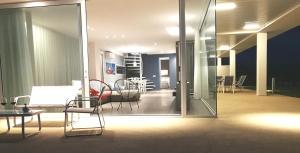 Posedenie v ubytovaní Villa Arillà con piscina e padel