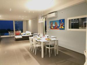 Posedenie v ubytovaní Villa Arillà con piscina e padel