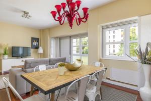 A television and/or entertainment centre at Heros by Forever Rentals
