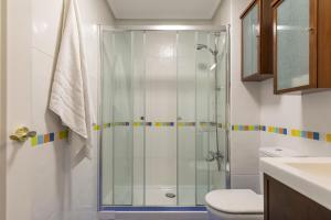 A bathroom at Heros by Forever Rentals Még 19 kép