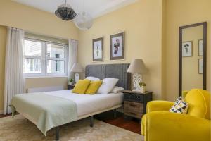 A bed or beds in a room at Heros by Forever Rentals