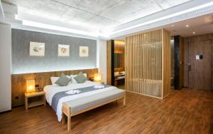 Postel nebo postele na pokoji v ubytování Lin Yin Art Hotel Shanghai（Pudong airport）