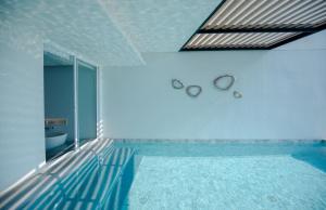 Bazén v ubytování Veranda Pool Villas & Suite nebo v jeho okolí