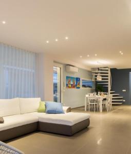 Posedenie v ubytovaní Villa Arillà con piscina e padel