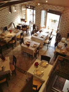 En restaurant eller et andet spisested på Hostal Cerezo 2