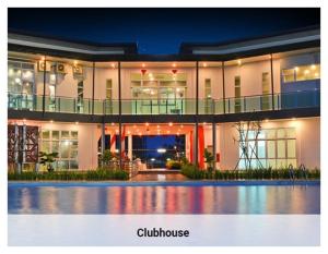 ein großes Gebäude mit einem Pool davor in der Unterkunft SweetHome 3BR@P'Residence Apartment 1226Sft 6 in Kuching