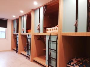 Palanda nebo palandy na pokoji v ubytování White Hunter B&B