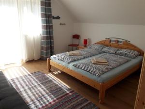 een slaapkamer met een bed met een houten hoofdeinde bij Apartment Sandra in Obertraun
