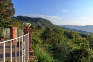 a balcony with a vase of flowers on a hill at Agriturismo Cuca in Polizzi Generosa