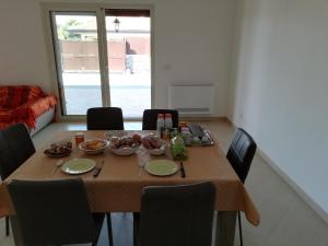 Jedlo v ubytovaní bed & breakfast alebo blízkom okolí