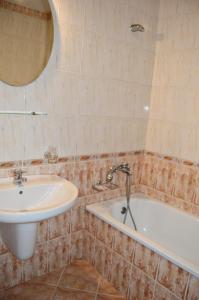 La salle de bains est pourvue d'un lavabo et d'une baignoire. dans l'établissement Hotel St. George Pobedonosets, à Bansko