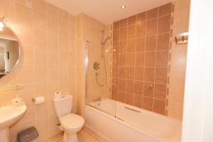 un bagno con wc, doccia e lavandino di Assaroe Falls a Ballyshannon