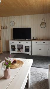 TV a/nebo společenská místnost v ubytování Chata Lužná