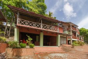 ein Haus mit Balkon auf einer Straße in der Unterkunft RedDoorz Syariah @ Sumur Tiga Beach Sabang in Sabang