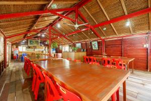 Restaurace v ubytování RedDoorz Syariah at Sumur Tiga Beach Sabang Aceh + 23 fotografií