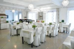 Restauracja lub miejsce do jedzenia w obiekcie Delfin