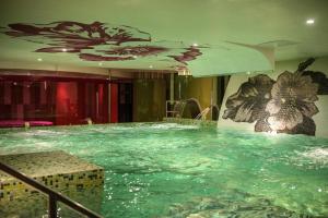 Bazén v ubytování Hotel Beatriz Playa & Spa nebo v jeho okolí