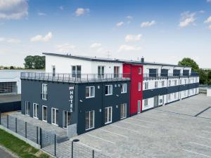 a row of buildings with red and black at Hotel Schlafplatz in Rodgau