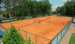 Tenis alebo squash v ubytovaní Hotel Selena Family Resort alebo jeho okolí