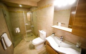 ein Badezimmer mit Toilette, Dusche und Waschbecken in der Unterkunft White House Suites in Beirut + 53 Fotos