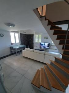 Ein Sitzbereich in der Unterkunft Apartment Osk