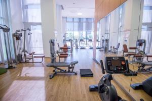 Fitness centrum a/nebo fitness zařízení v ubytování Bat Yam Luxery 5BR Sea View Suite
