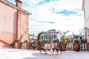 un patio con mesa y sillas frente a un edificio en Ca Zulian Venice - Grand Canal, en Venecia