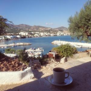 マクリ・ギアロスにあるVilla Dimitraの港の景色を望むテーブルに座ってコーヒーを楽しめます。