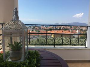 uma varanda com uma mesa e vista para uma varanda em Athena's Luxury Place em Agria