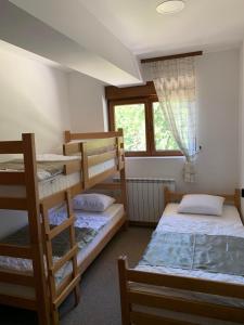 En eller flere senge i et værelse på Turistički centar Vučje