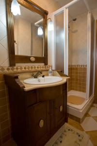 Koupelna v ubytování Apartamentos Rurales La Casa de Luis