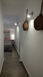 1 dormitorio con 1 cama y 2 cestas en la pared en Casa Rural Las Camilas- Sierra de Alcaraz, en Vianos