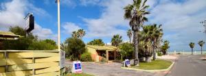 una calle con palmeras y una casa con luz de la calle en Wildsights Villas en Denham