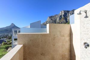 uma casa com vista para as montanhas em La Maison Hermes - Heated Saltwater Pool em Cidade do Cabo
