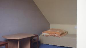 Habitación pequeña con 1 cama y 2 mesas en Agroturystyka Zapiecek, en Iłża