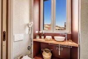 A bathroom at CORNER211