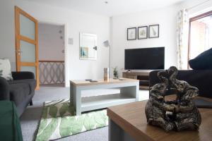 ein Wohnzimmer mit einem Sofa und einem TV in der Unterkunft Canal House in Chester