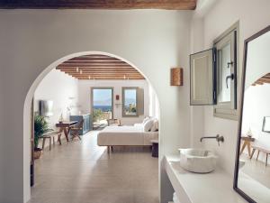 Postel nebo postele na pokoji v ubytování Belvedere Mykonos - Hilltop Rooms & Suites - The Leading Hotels of the World