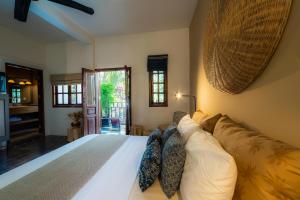Кровать или кровати в номере Rambutan Resort – Siem Reap