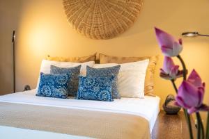 Кровать или кровати в номере Rambutan Resort – Siem Reap