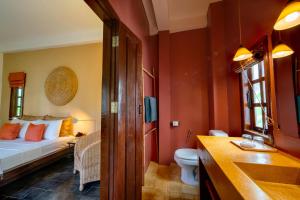 Кровать или кровати в номере Rambutan Resort – Siem Reap