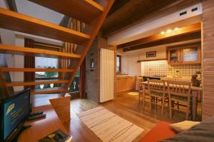 a living room with a kitchen and a dining room at Pa' Eimbdlar in Sauris