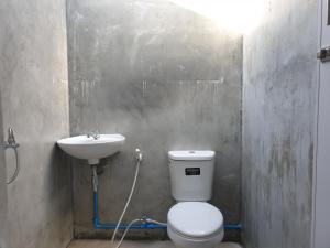 A bathroom at Baan Suan Coconut Ko Yao Noi