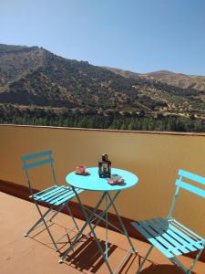 Dos sillas y una mesa con una máquina de coser. en Nevada Apartaments, en Cenes de la Vega