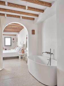 Koupelna v ubytování Belvedere Mykonos - Hilltop Rooms & Suites - The Leading Hotels of the World + 37 fotografií